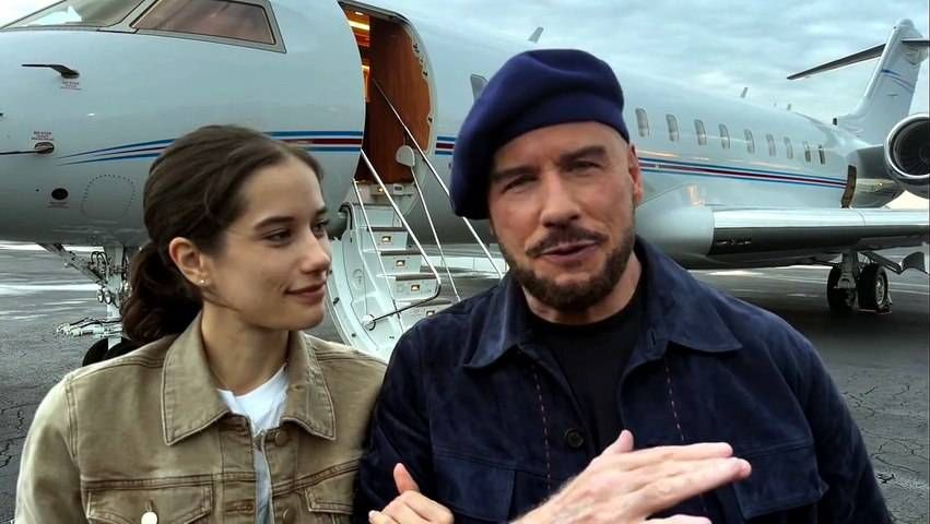 John Travolta atterra 'sulla Croisette' ai comandi del suo aereo