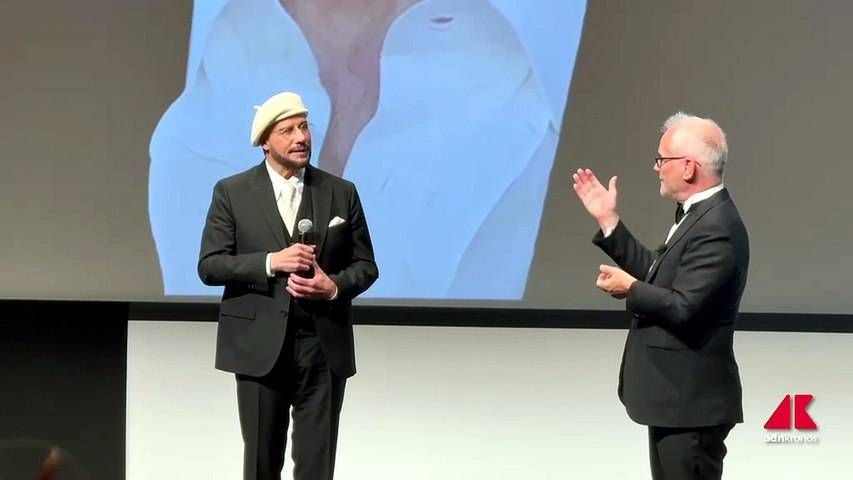 Festival di Cannes, John Travolta riceve a sorpresa la Palma d'oro d'onore