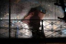 Persona con ombrello - 

