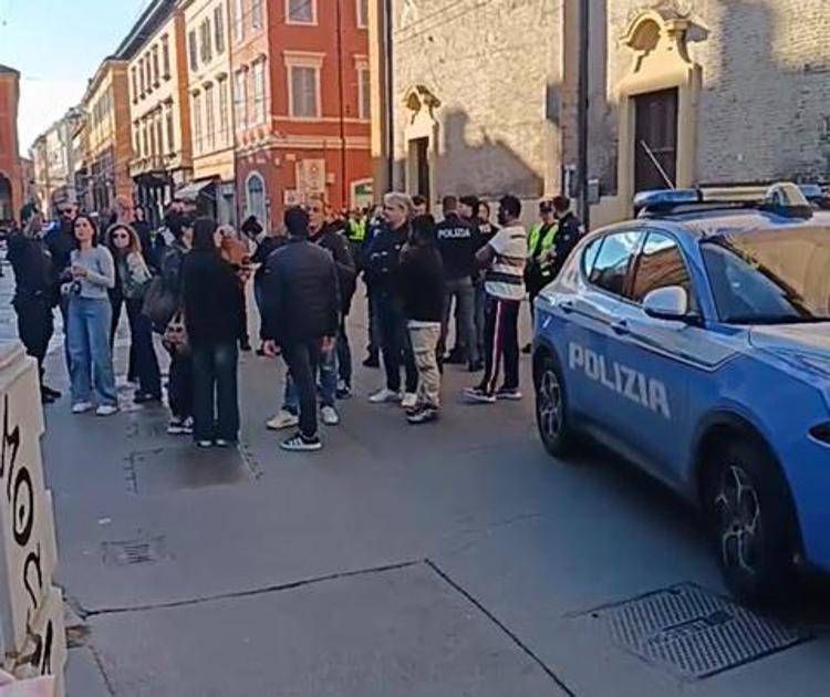 L'area dove l'auto ha travolto i pedoni a Modena - (foto social)