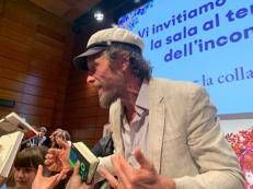 'La poesia come medicina dell'anima', Jovanotti trascina i fan in un viaggio di versi