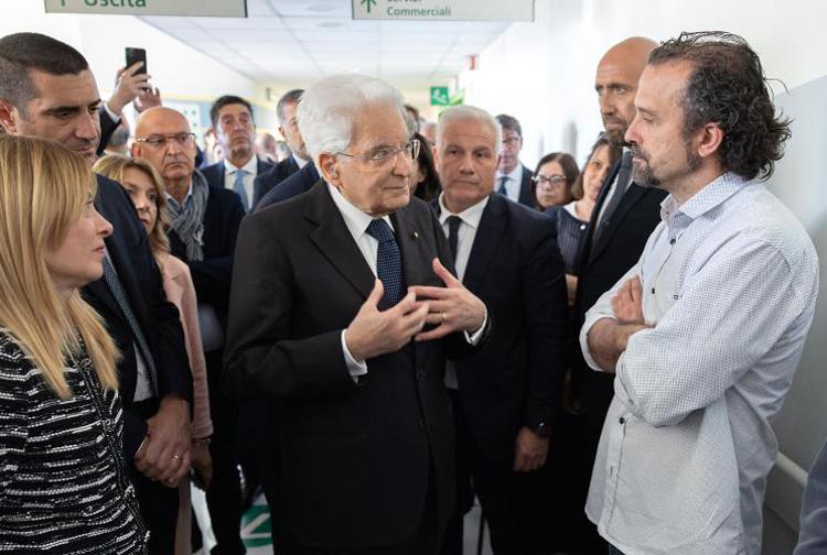 Il presidente Mattarella e la premier Meloni parlano con Luca Signorelli mentre sono in visita ai feriti - (Quirinale)