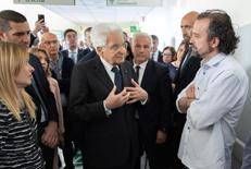 Il presidente Mattarella e la premier Meloni parlano con Luca Signorelli mentre sono in visita ai feriti - (Quirinale)