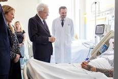 Auto sulla folla a Modena, cinque feriti ancora ricoverati: Mattarella e Meloni in visita