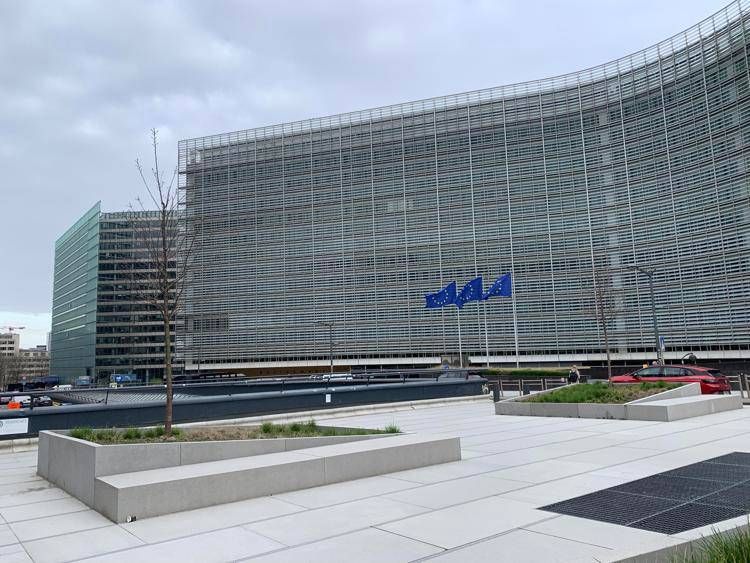 Veduta laterale di palazzo Berlaymont, sede della Commissione Ue, a Bruxelles - Foto Adnkronos