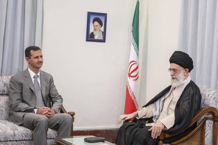 Bashar al Assad, oggi in esilio, insieme ad Ali Khamenei, ucciso quest'anno, nel 2008 Fotogramma/Ipa
