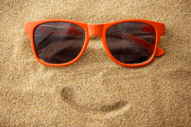 vacanze_mare_occhiali_da_sole_sabbia_canva