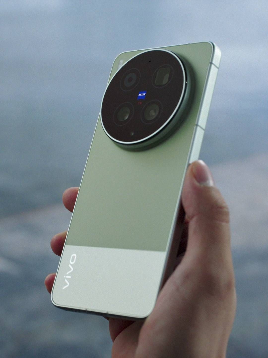 vivo x300 ultra green lifestyle 1