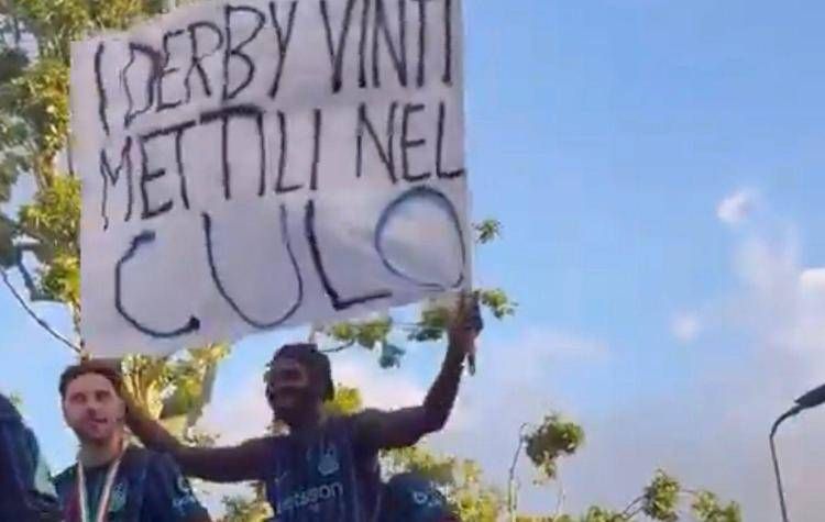 Lo striscione sollevato da Thuram - frame video X