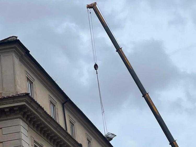 Il posizionamento di uno dei pennoni su Palazzo Chigi - Adnkronos