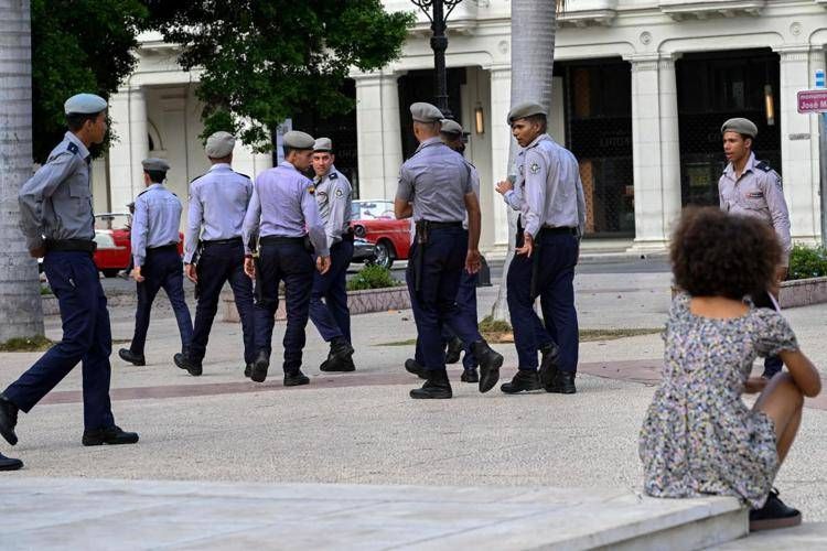 Polizia a Cuba - (Afp)