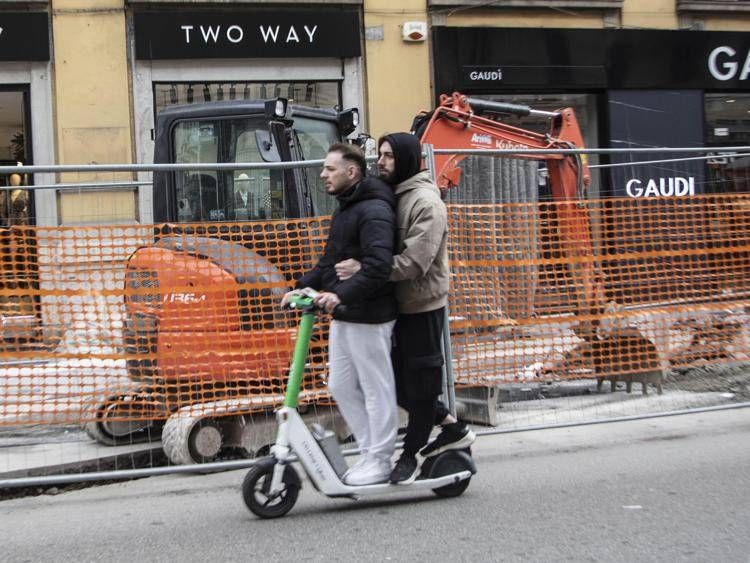 Due persone su monopattino elettrico senza casco - Ipa