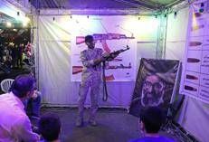 Iran, militare spiega ai civili come usare le armi  - Afp