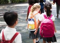 Bambini che vanno a scuola - (123Rf)
