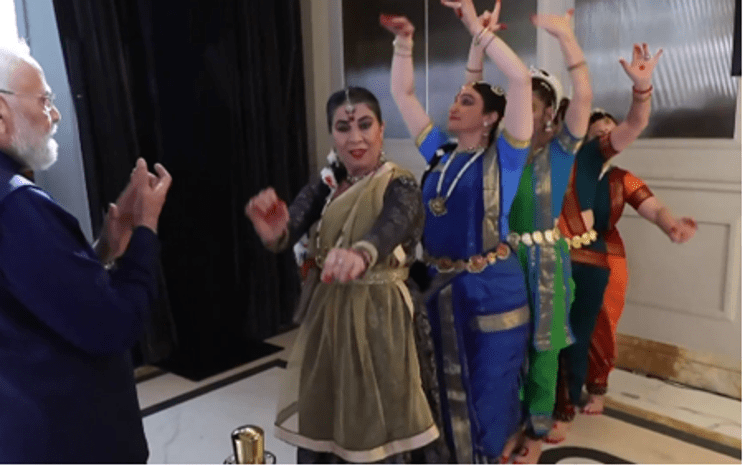 Danza indiana per Modi - (Fermo immagine)