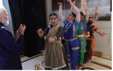 Danza indiana per Modi - (Fermo immagine)