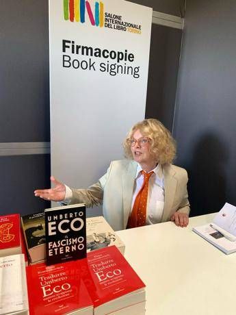 Libri: leggere e tradurre Il Nome della rosa a Mosca, Eco e la fessura nel monolito