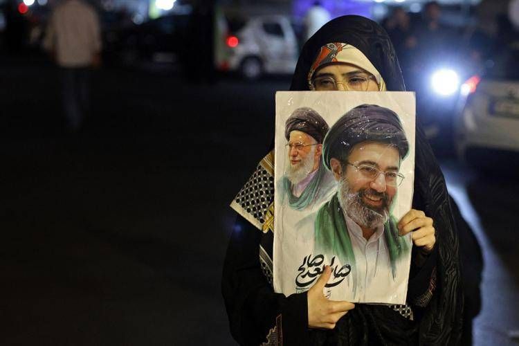 Una donna con un'immagine di Mojtaba Khamenei - (Afp)