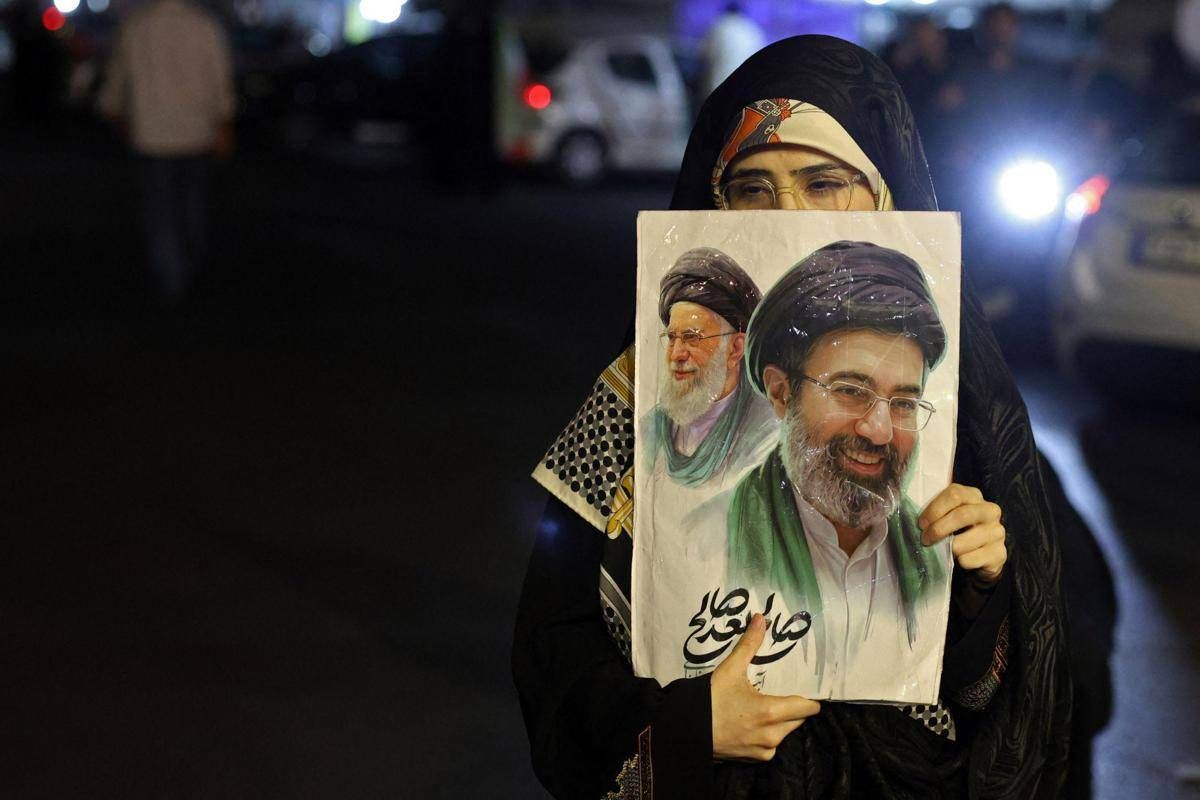 https://www.adnkronos.com/resources/02a5-20ab5db35ecc-d5db466010c6-1000/format/huge/iran_donna_cartello_khamenei_afp.jpeg