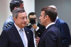 L'ex presidente della Bce Mario Draghi con Emmanuel Macron - Fotogramma/Ipa