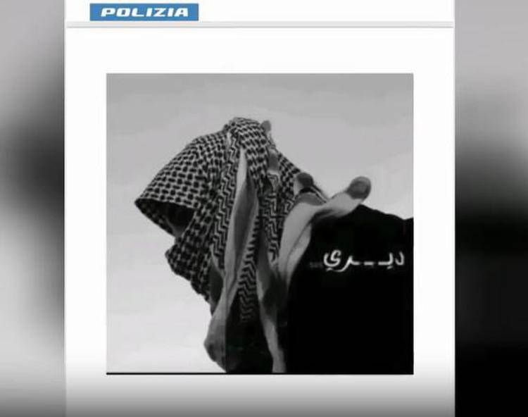 Le indagini della Polizia - (Fermo da un video della Polizia)