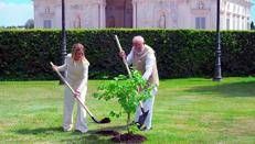 Meloni e Modi piantano gelso a Villa Pamphilj: 