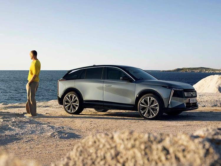 DS N°7: il SUV premium francese apre gli ordini