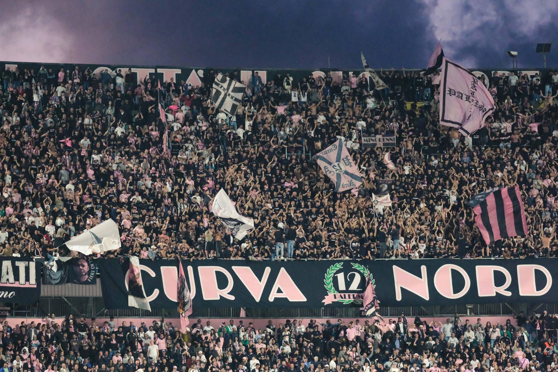 Petardi in campo, rissa e ospiti scortati fuori: caos in Palermo-Catanzaro