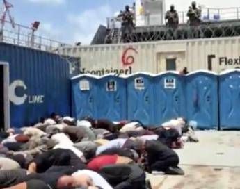 Flotilla, attivisti legati e inginocchiati: il video di Ben Gvir diventa un caso. Ira di Mattarella e del governo: "Violazione del diritto, Israele ha superato linea rossa"