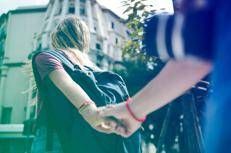 Giovani che si tengono per mano - (123 Rf)