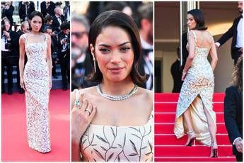 Cannes, Elodie sul tappeto rosso con un look da diva d'altri tempi