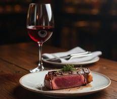 Una bistecca e un bicchiere di vino - (Foto da social)