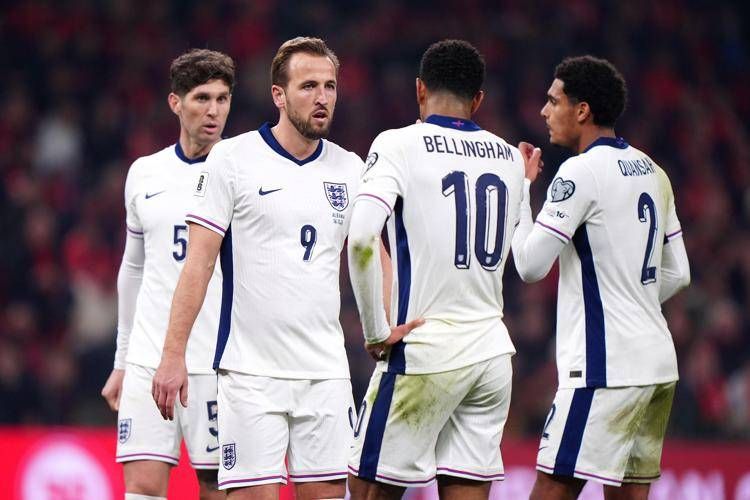 Alcuni giocatori della nazionale inglese - (Ipa)