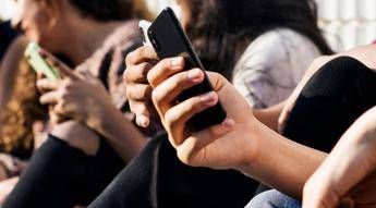 Smartphone Deepfake 2025 123rf Immagine in aggiornamento