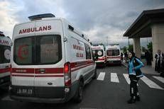Ambulanze parcheggiate fuori da un terminal all'arrivo dei membri della Flotilla all'aeroporto di Istanbul  - (Afp)