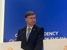 Il commissario Ue all'Economia Valdis Dombrovskis oggi a Cipro
 - Foto Adnkronos