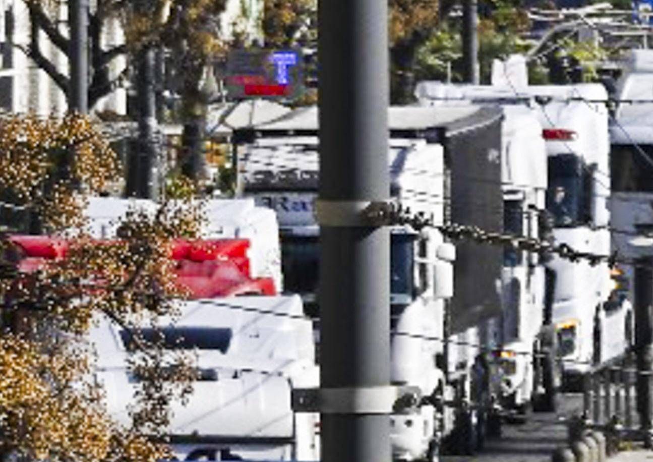 Caro carburanti, autotrasportatori sospendono sciopero. Via libera a nuovo decreto accise