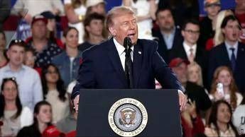 Trump contro il contestatore al comizio: 
