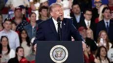 Trump contro il contestatore al comizio: 