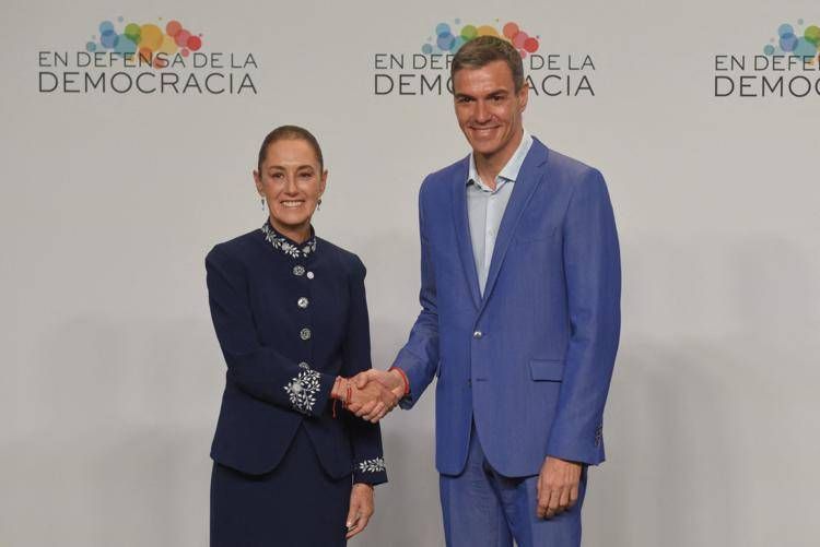 La presidente del Messico Claudia Sheinbaum, qui ritratta con il premier spagnolo Pedro Sanchez - Fotogramma/Ipa