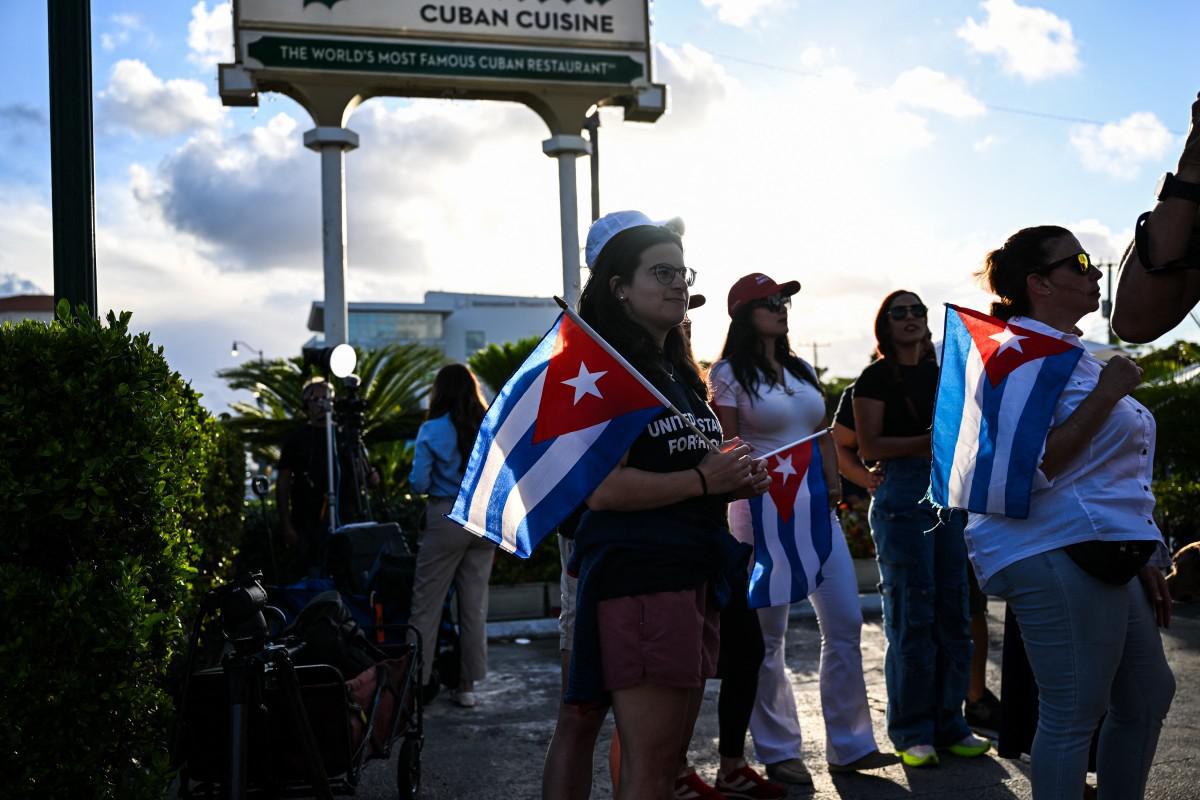 https://www.adnkronos.com/resources/02a5-20b055d35ba0-798f57d44c38-1000/format/huge/afp_persone_sventolano_bandiere_cubane_uscubadiplomacy.jpeg