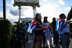 Persone sventolano bandiere cubane - Afp