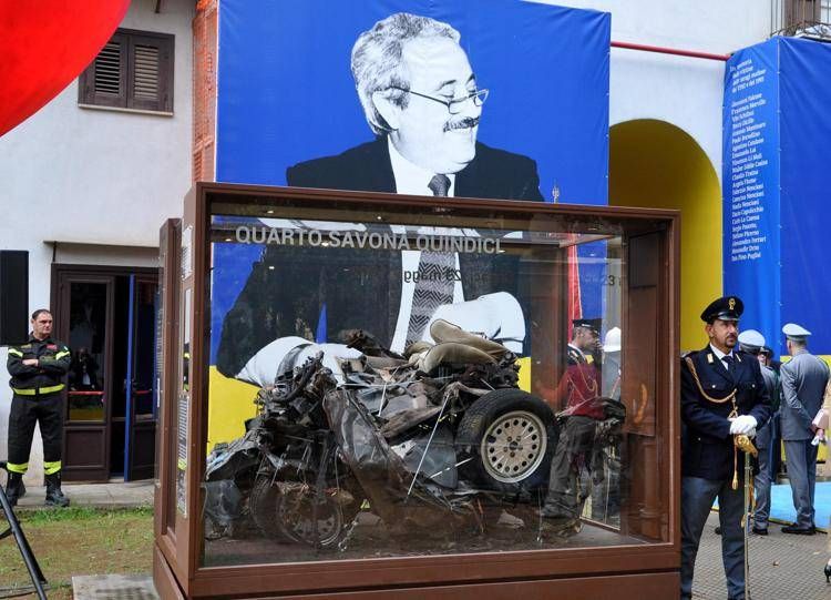 La teca contenente i resti della 'Quarto Savona 15', l'auto di scorta del giudice Giovanni Falcone, dilaniata dall'esplosione il 23 maggio 1992 - Fotogramma /Ipa