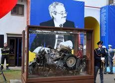La teca contenente i resti della 'Quarto Savona 15', l'auto di scorta del giudice Giovanni Falcone, dilaniata dall'esplosione il 23 maggio 1992 - Fotogramma /Ipa