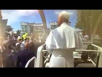Terra dei Fuochi, il Papa in piazza ad Acerra: incontro con sindaci e cittadini - Video