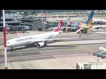 Tragedia alle Maldive, in Italia le salme dei sub: l'arrivo a Malpensa - Video