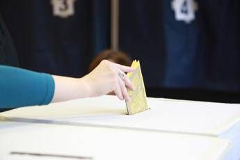 Elezioni Politiche E Regionali 2018 Gente Al Voto Alla Scuola Di Via Mauzio Immagine in aggiornamento