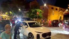 Roma, autobus bloccato a San Giovanni: i residenti spostano di peso auto in divieto di sosta - Video