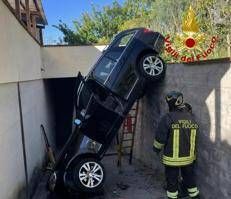 Auto caduta nel garage - Vigili del fuoco