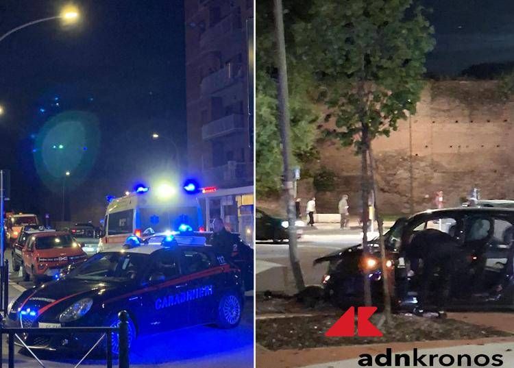 L'intervento dei carabinieri e l'auto sulla rotonda - Foto Adnkronos